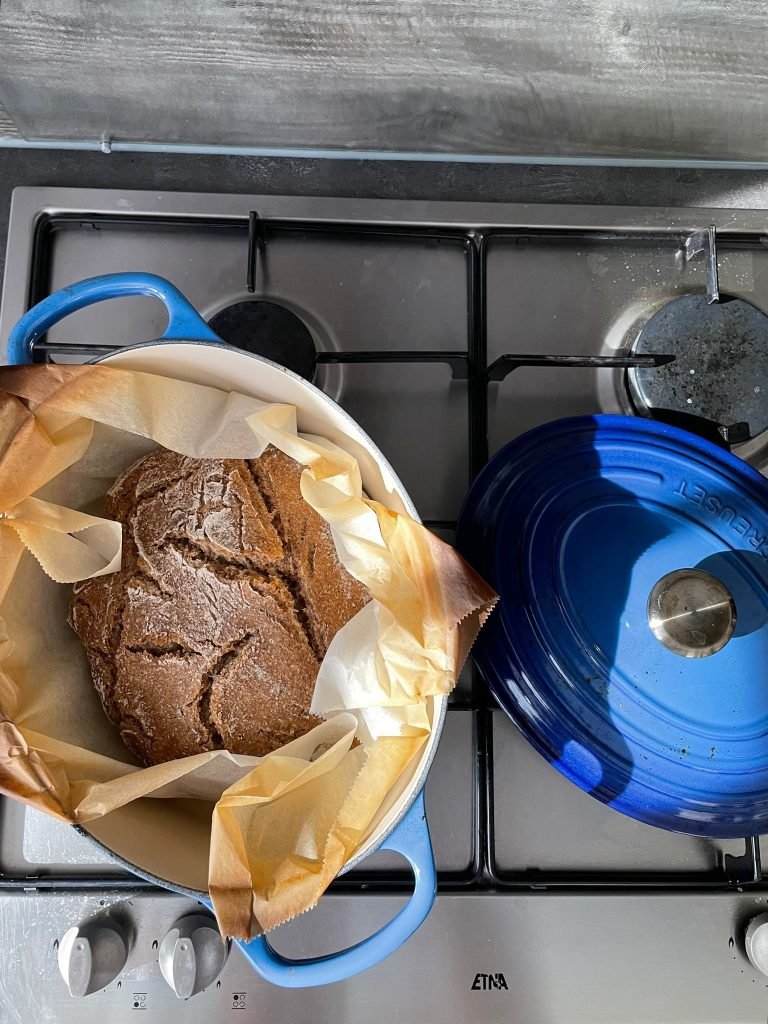 Zuurdesembrood in gietijzeren pan bakken
